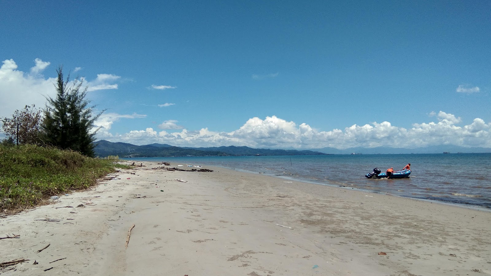 Foto von Torongguh Beach mit beiger sand Oberfläche