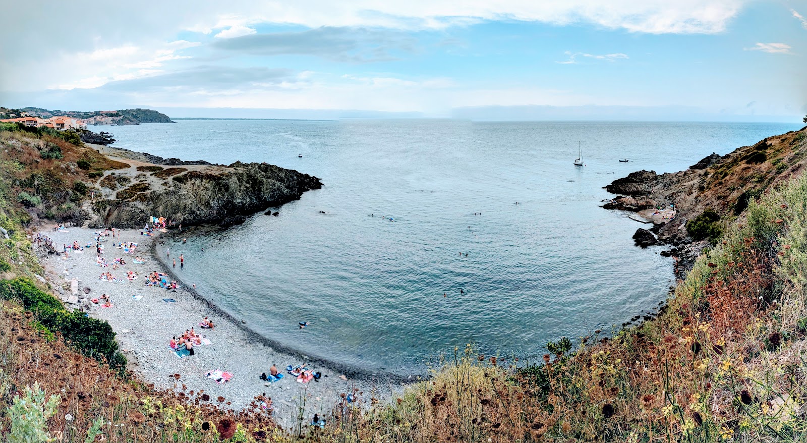 Photo of L'Oli beach surrounded by mountains