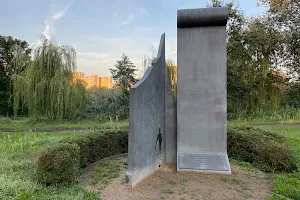 Mauerdenkmal an der Kiefholzstraße image