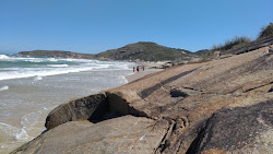 Praia do Manelome'in fotoğrafı uçurumlarla desteklenmiş
