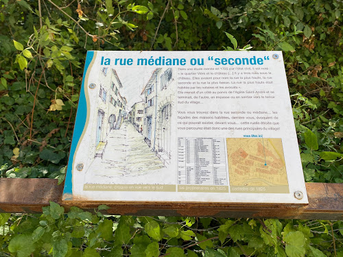 Jardin des ruines de Vière à Esparron-de-Verdon