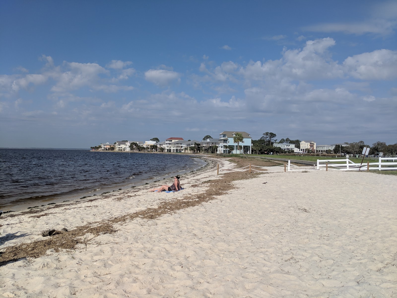 Foto de Shell Point Beach com areia branca superfície
