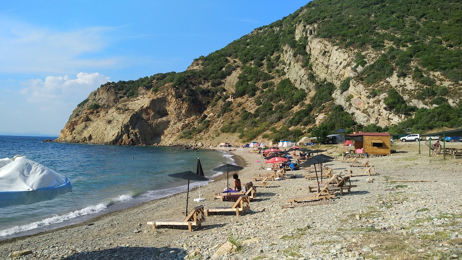 Foto von Komur Limani beach mit sehr sauber Sauberkeitsgrad