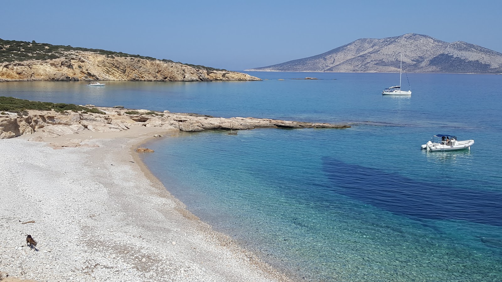 Foto di Detis Beach con una superficie del ciottoli grigi