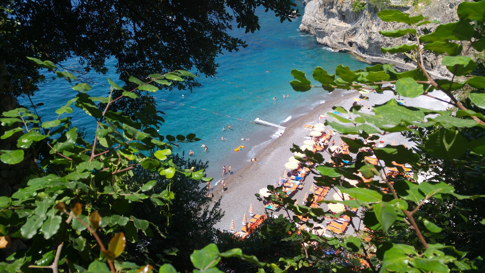 Foto di Arienzo beach con una superficie del ciottolo fine grigio