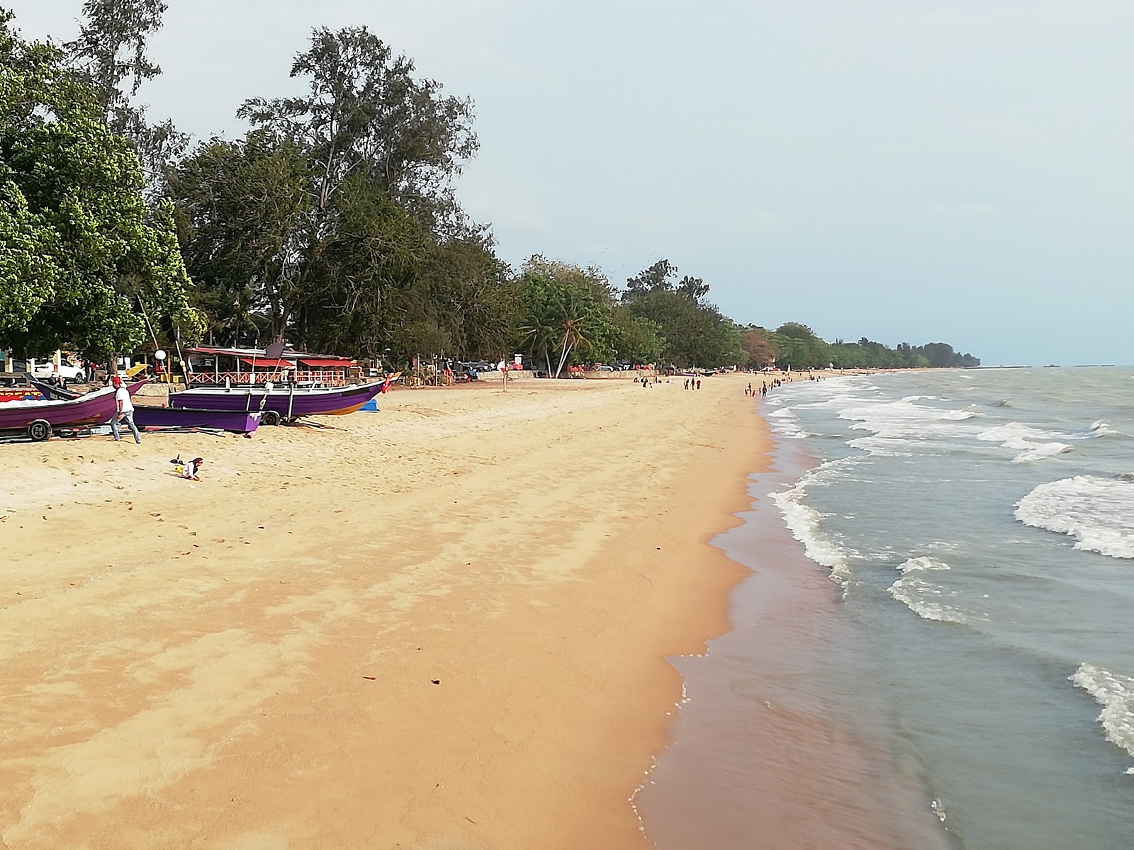 Fotografija Pengkalan Balak Melaka Beach z svetel pesek površino
