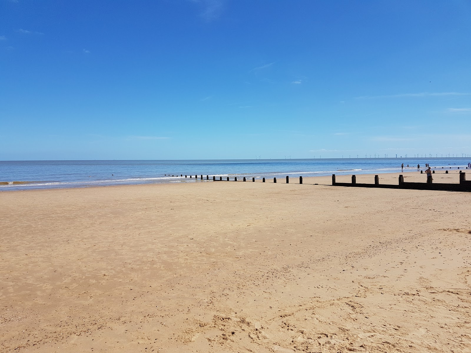 Foto af Frinton strand med blåt rent vand overflade