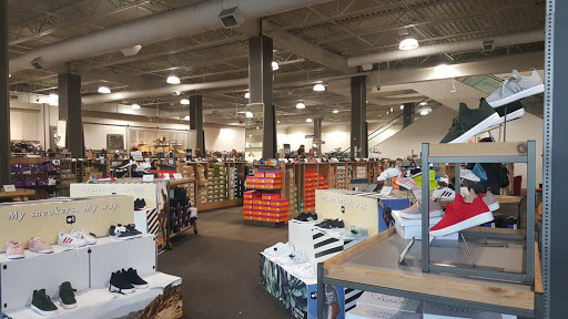 Shoe Store «DSW Designer Shoe Warehouse», reviews and photos, 357 Old Country Rd, Carle Place, NY 11514, USA