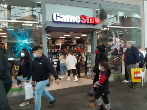 GameStop, 2500 N Mayfair Rd, Wauwatosa, WI 53226, USA, 