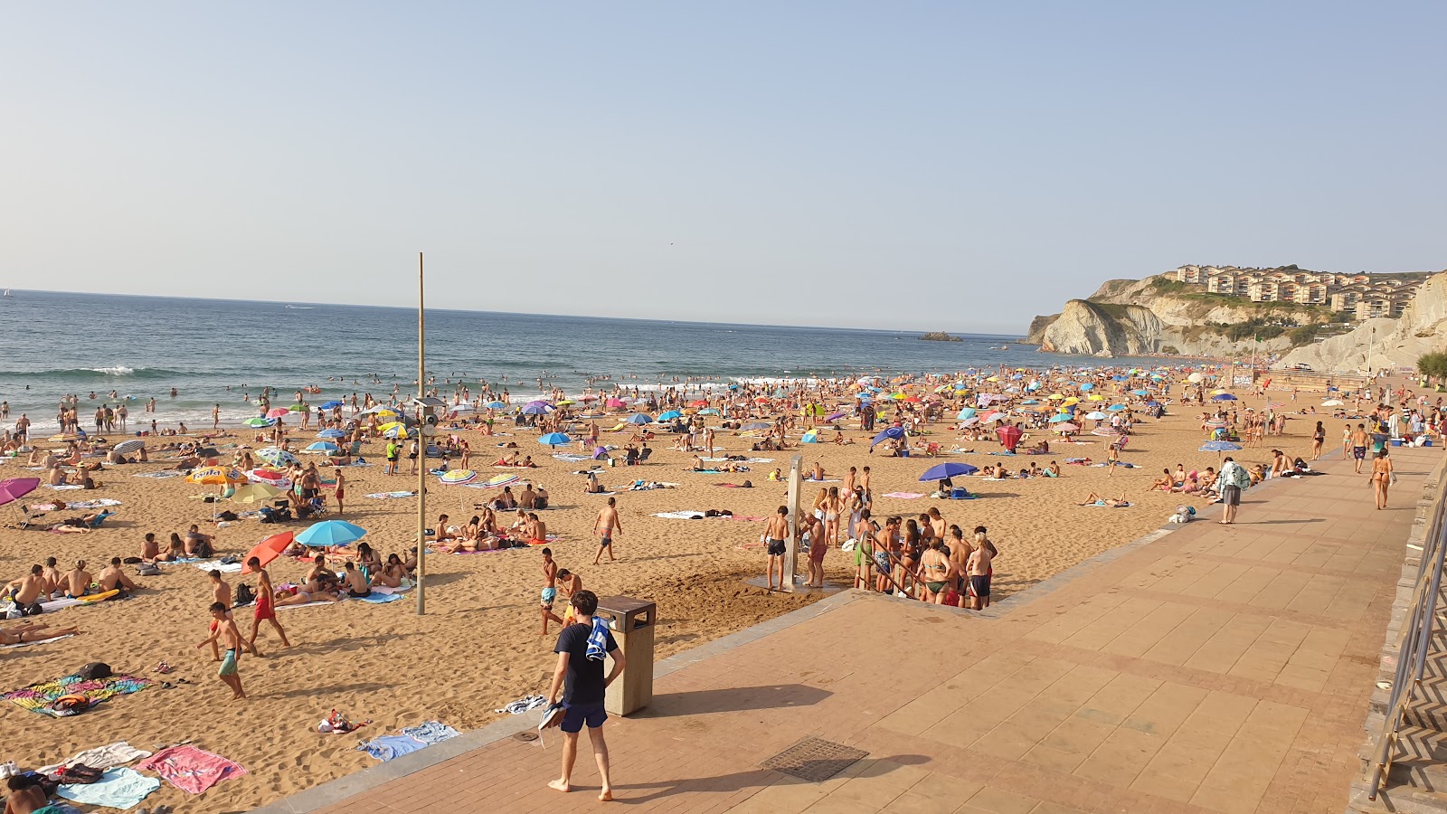 Foto van Atxabiribil Beach en de nederzetting