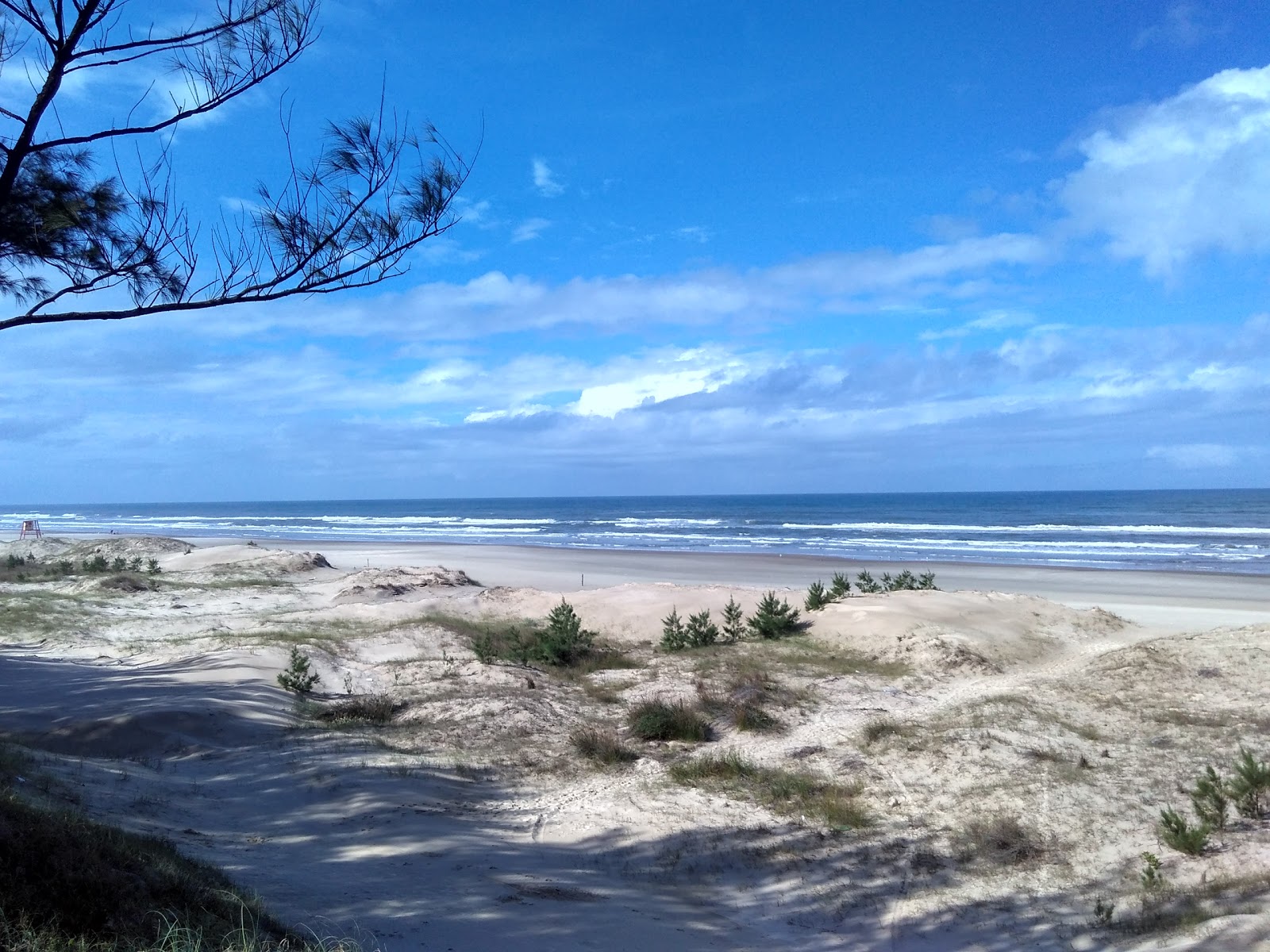 Praia do Maracuja的照片 带有碧绿色水表面