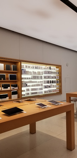 Computer Store «Apple Northbrook», reviews and photos, 1310 Northbrook Ct, Northbrook, IL 60062, USA