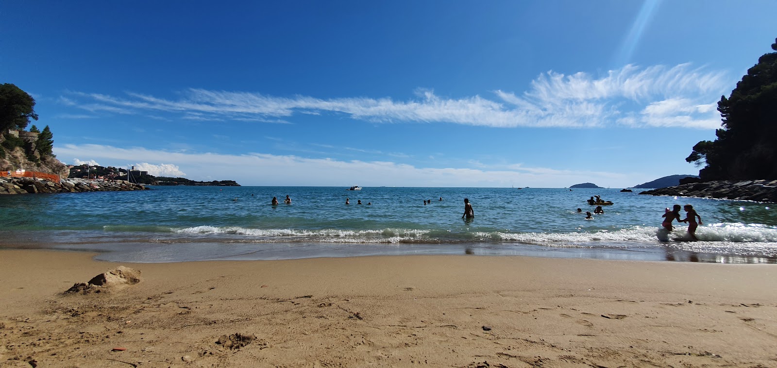 Photo de Spiaggia della Marinella di San Terenzo et le règlement