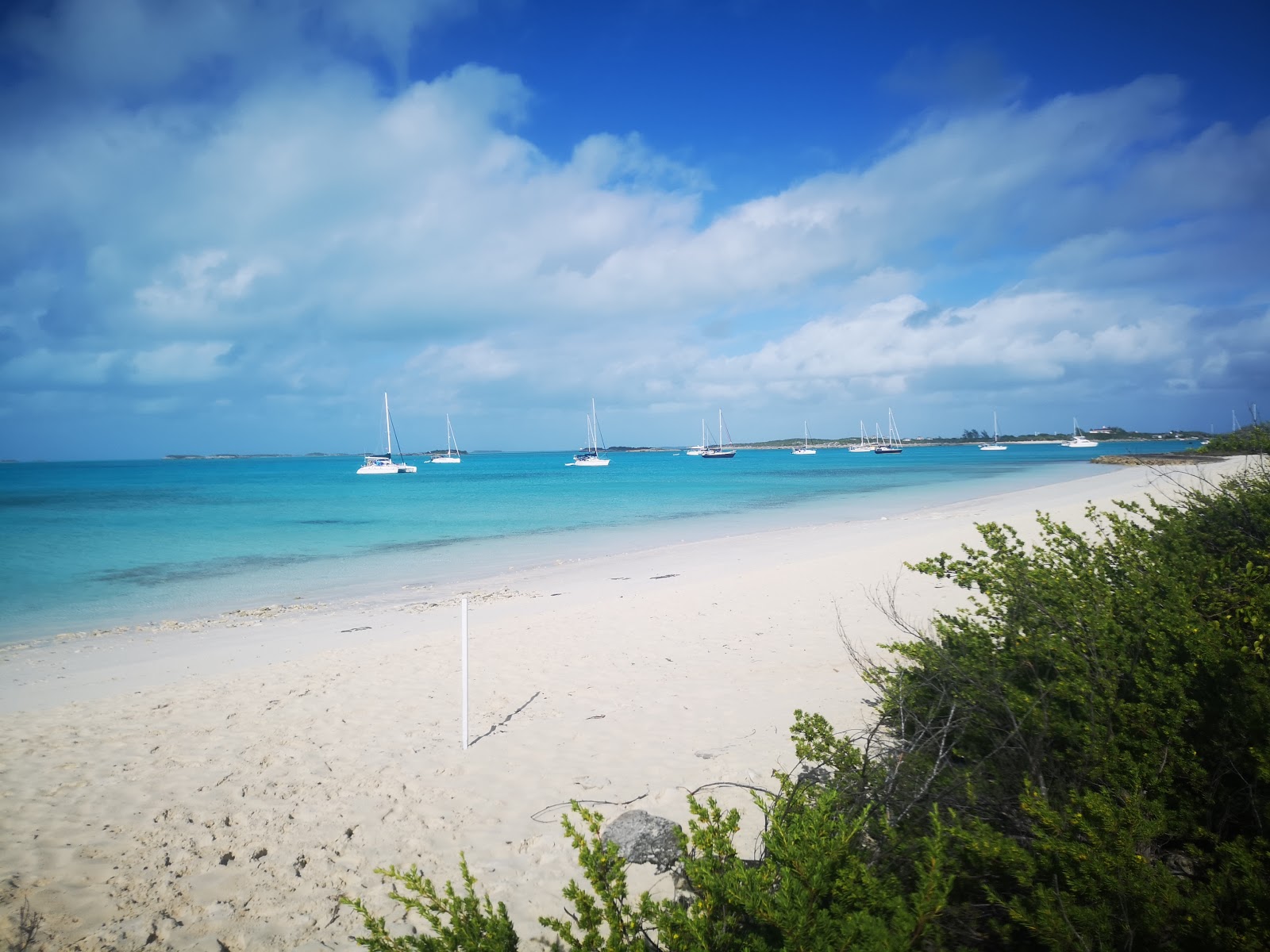 Foto de Pig beach com água cristalina superfície