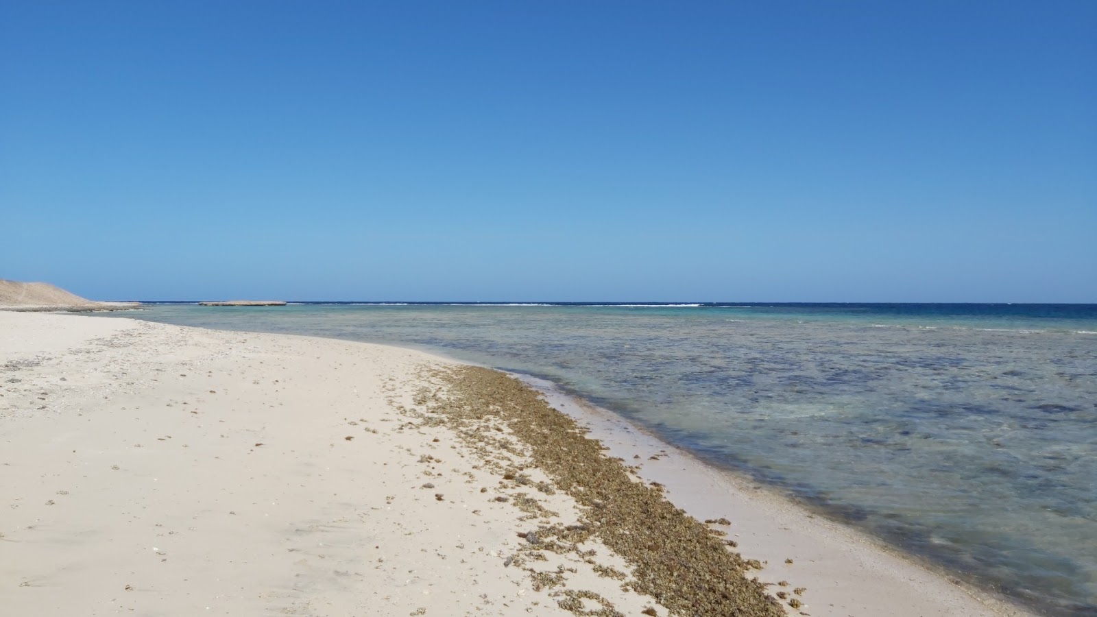Marsa Egla beach的照片 带有明亮的沙子表面