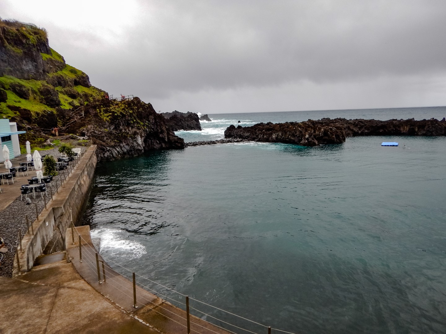 Foto von Natural public swimming pool mit kleine bucht