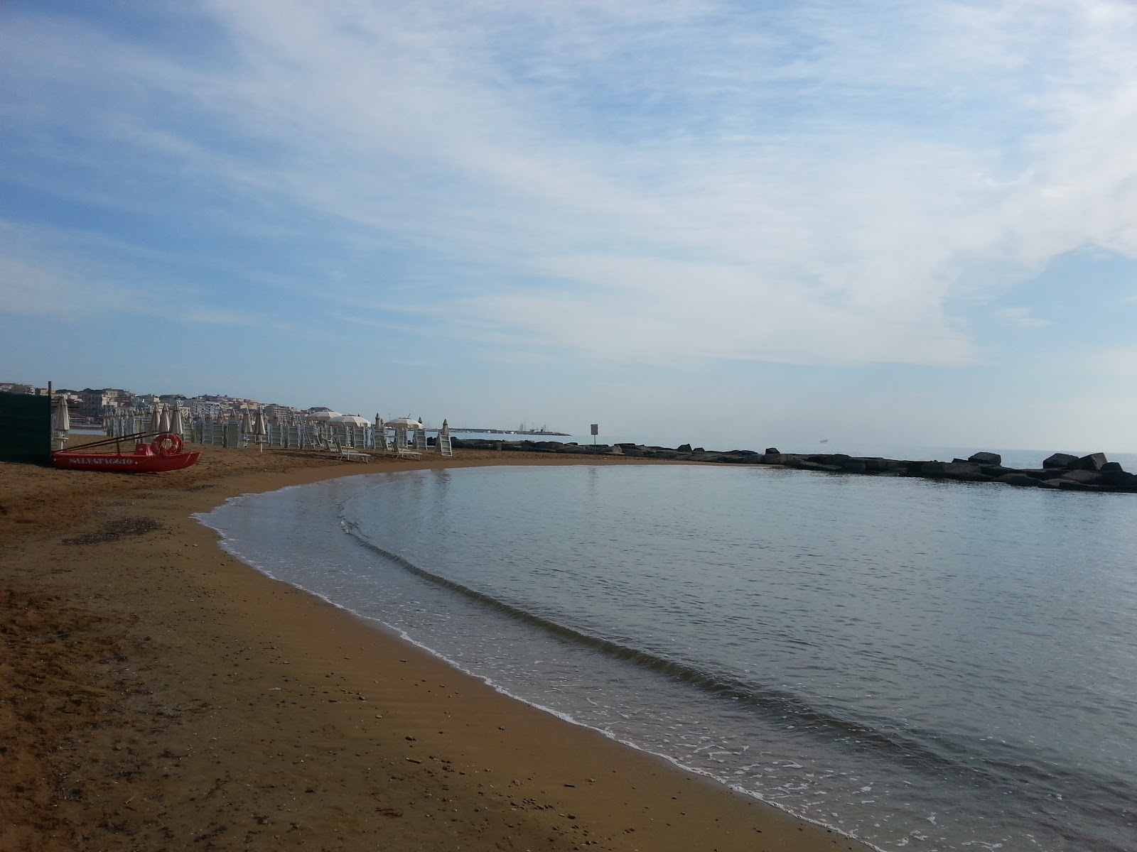 Photo de Crotone beach avec l'eau bleu de surface