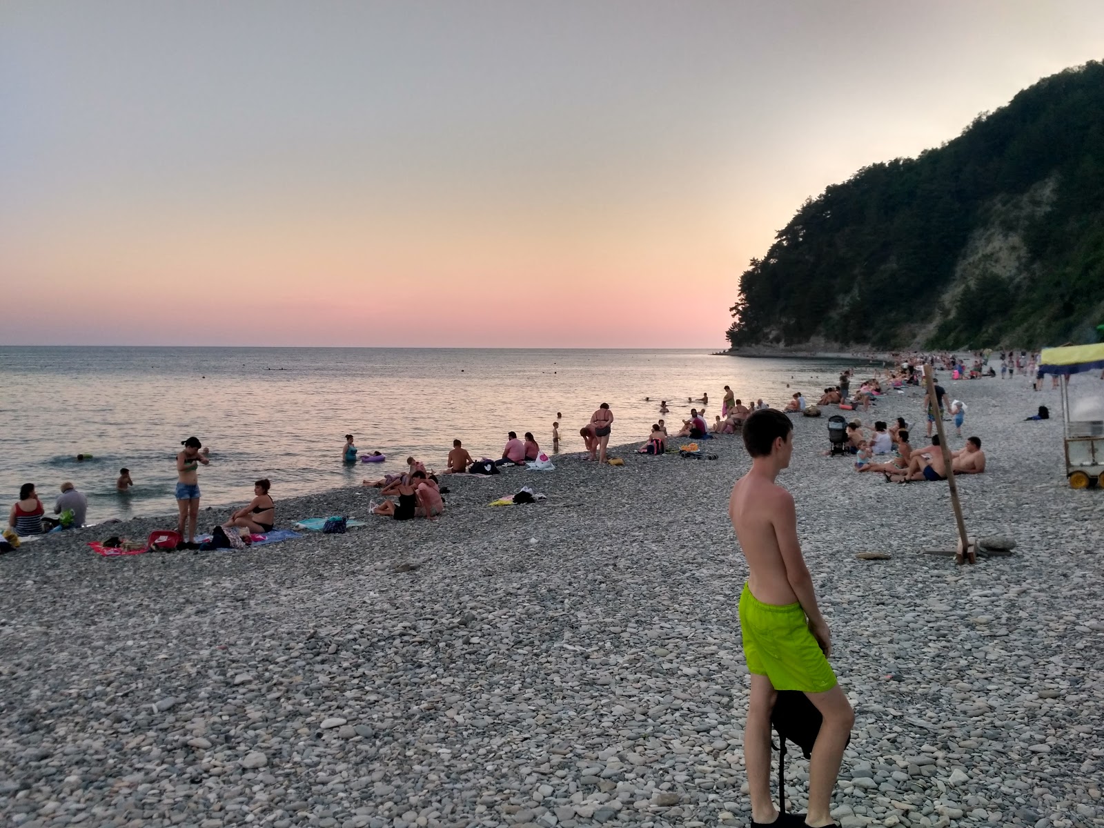Foto de Primorskiy rodeado por montanhas