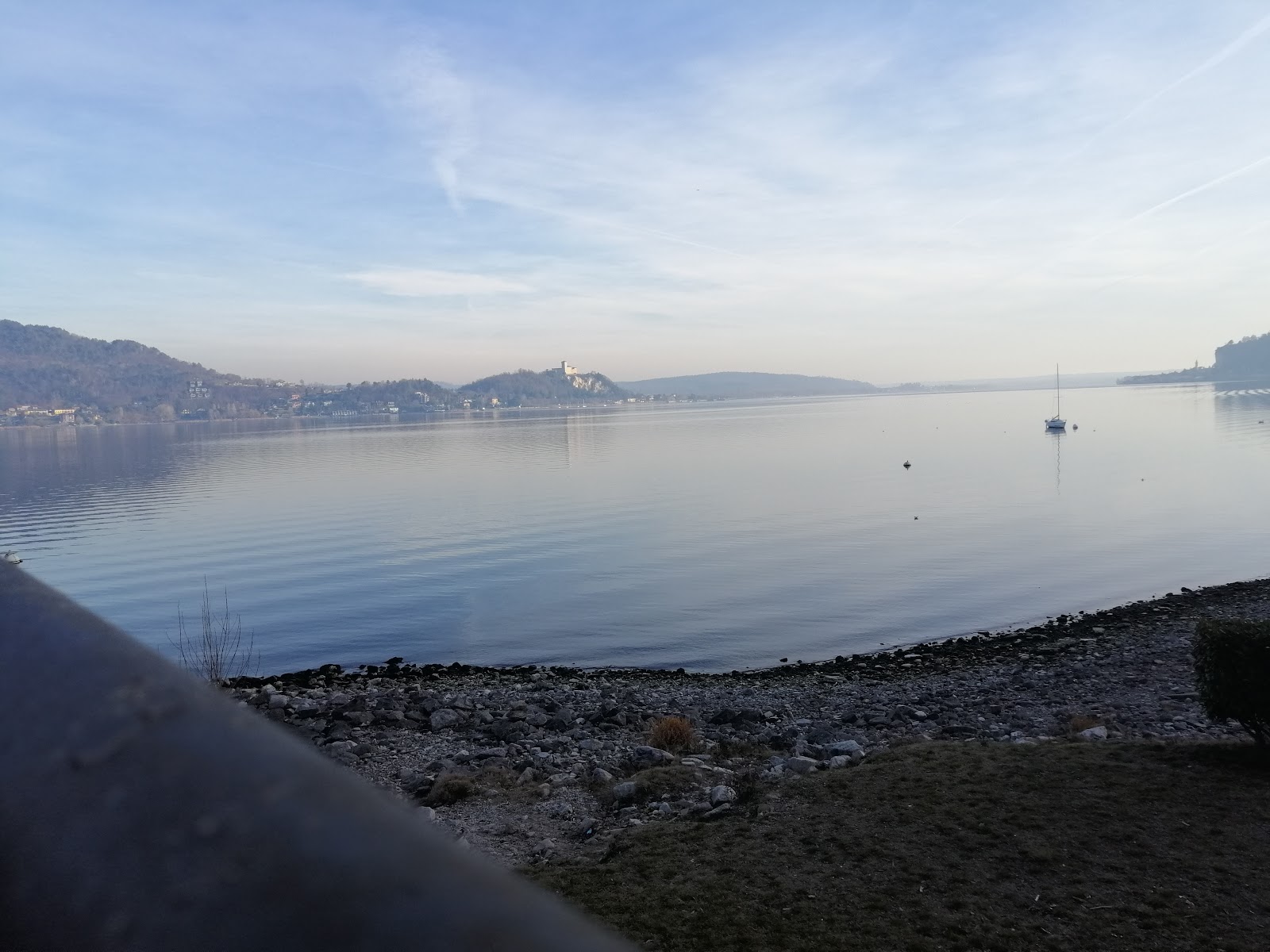 Valokuva Spiaggia sul lago Maggioreista. sisältäen tilava ranta