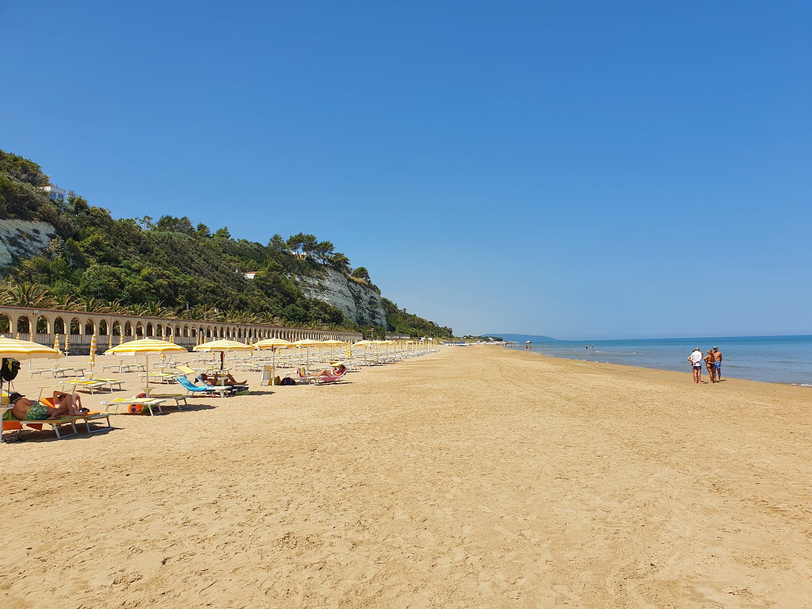 Foto von Spiaggia di Ponente mit brauner sand Oberfläche