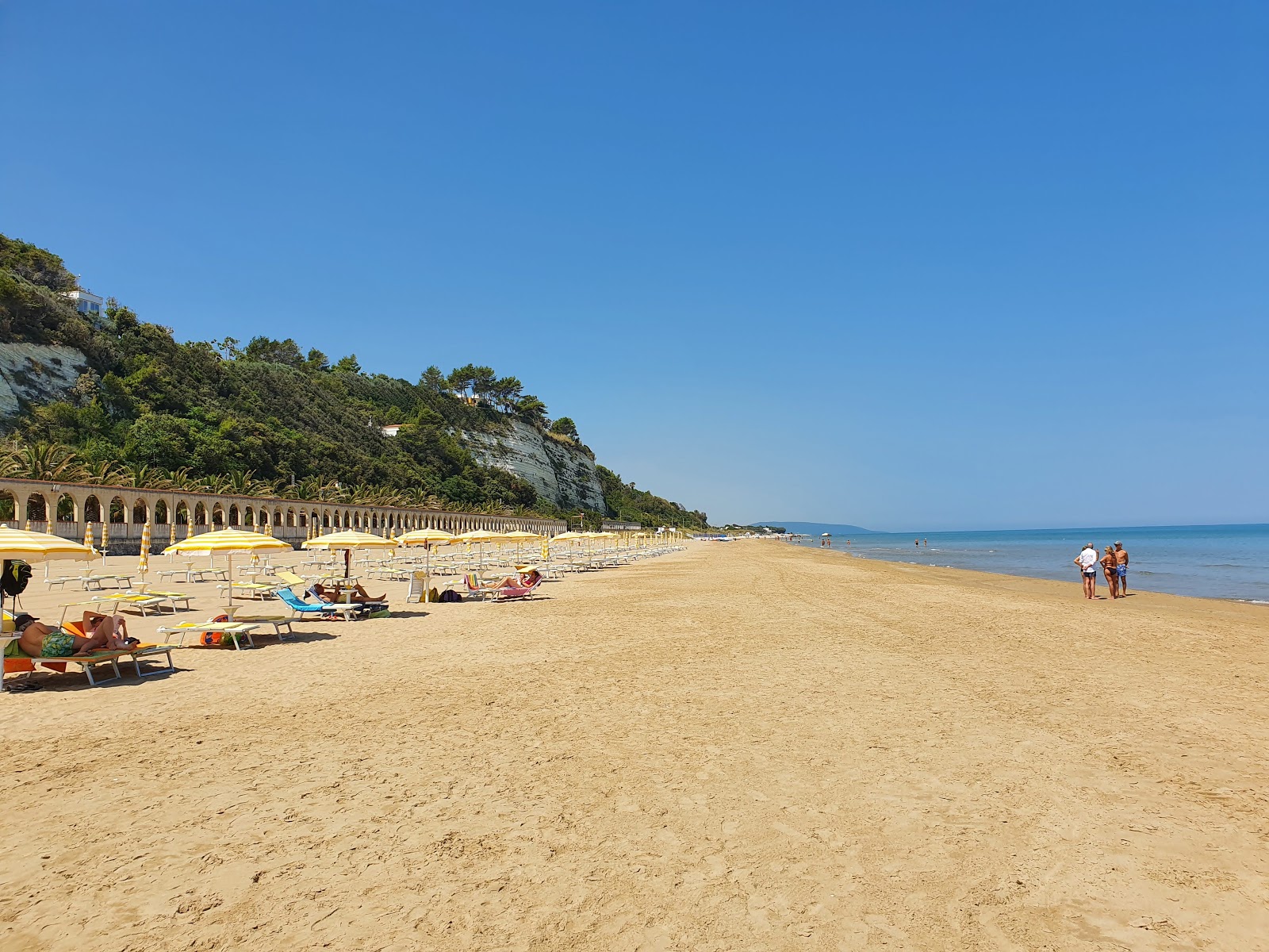 Foto van Spiaggia di Ponente met bruin zand oppervlakte