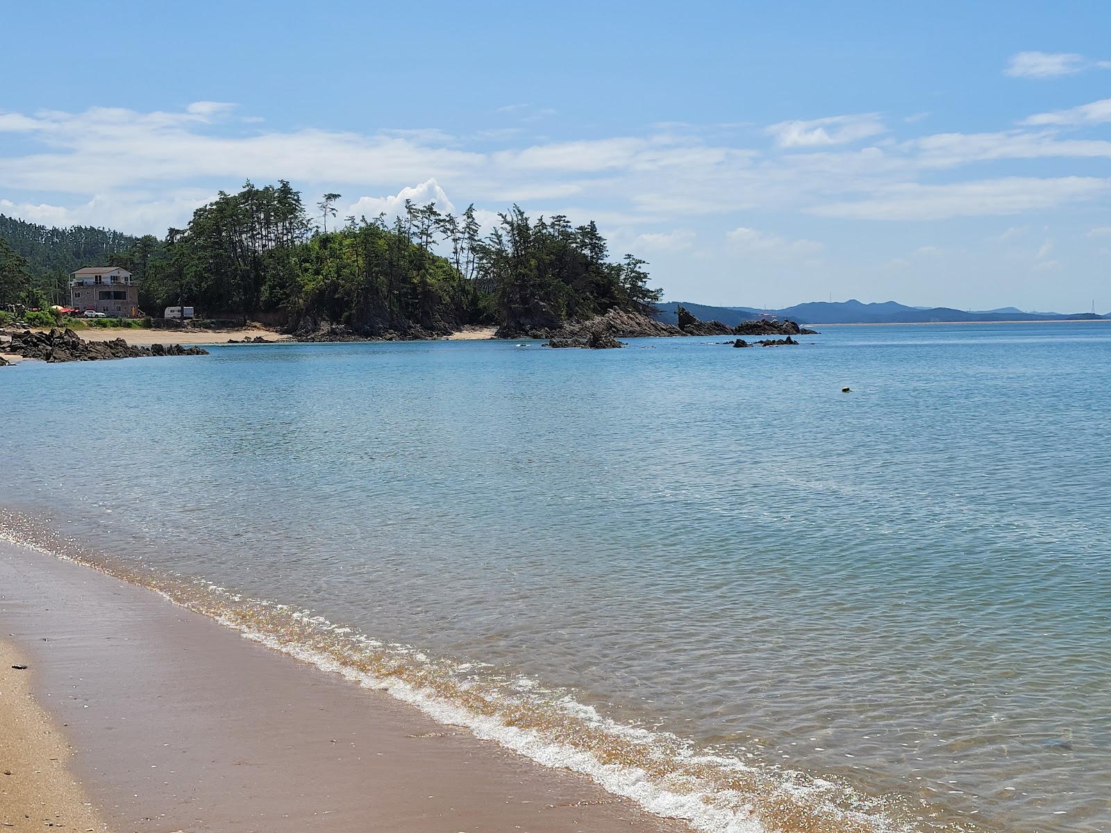 Photo de Kujinamugol Beach avec l'eau cristalline de surface