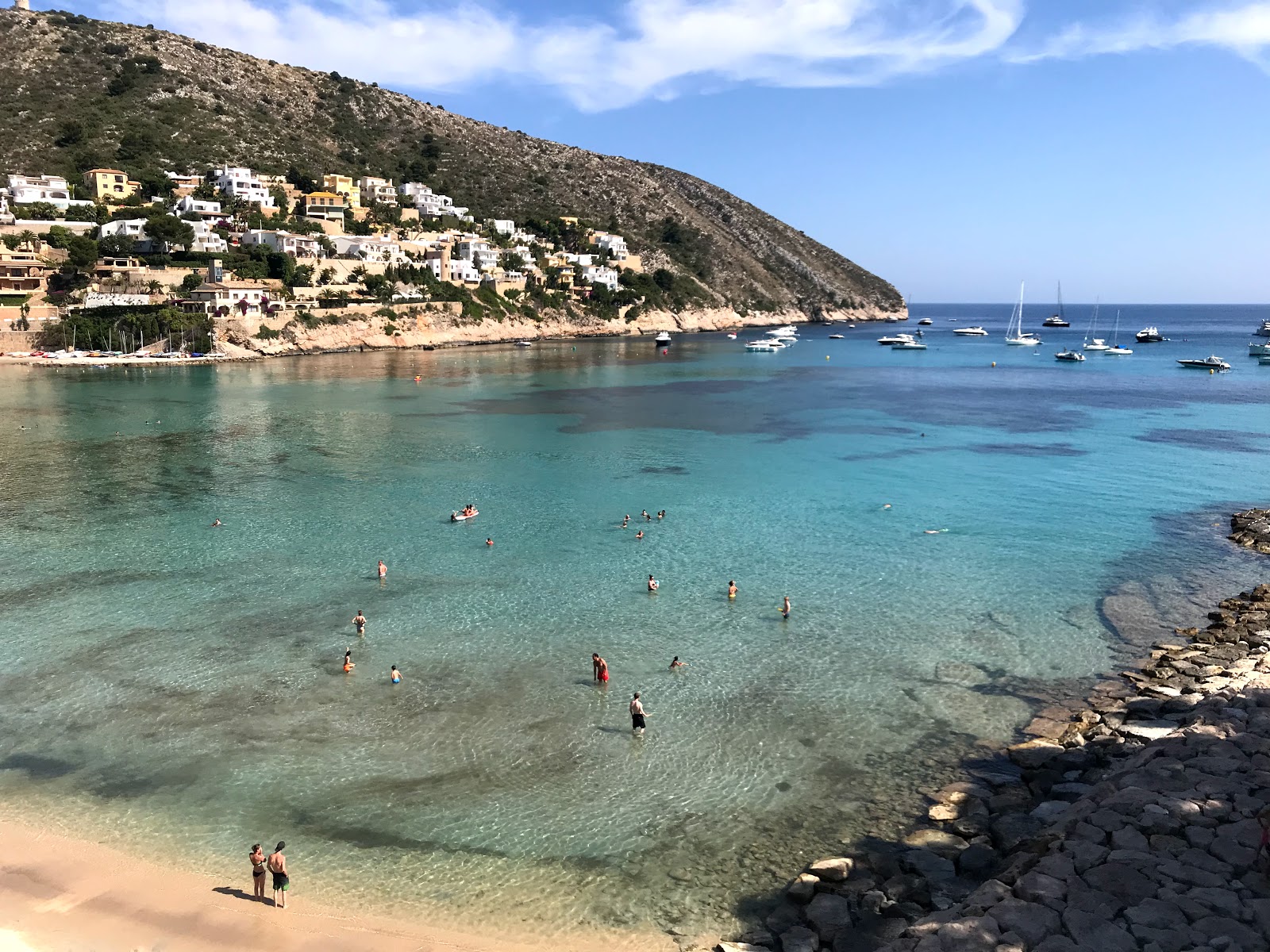 Photo de Playa del Portet avec petite baie