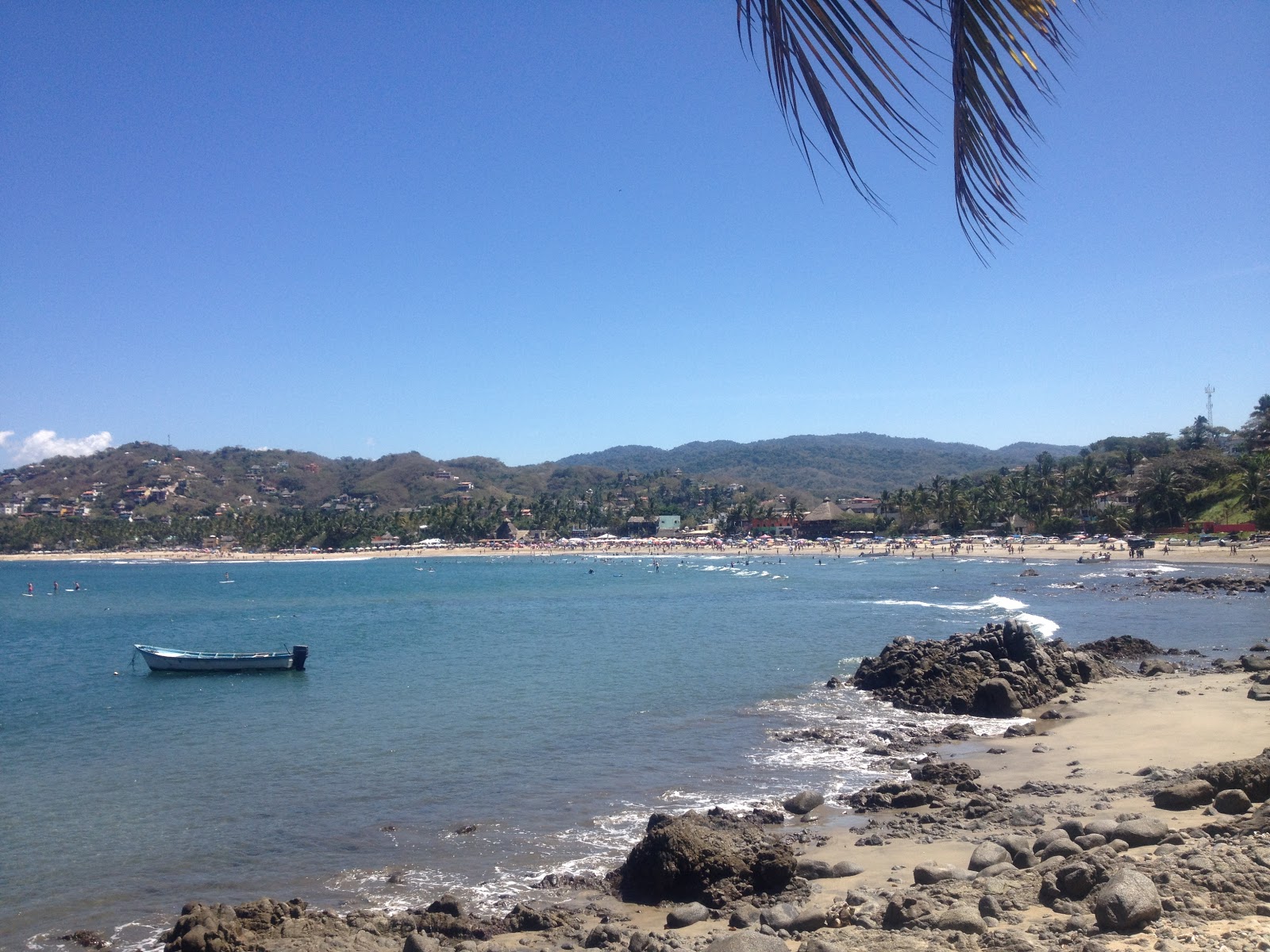 Foto av Sayulita beach omgiven av klippor