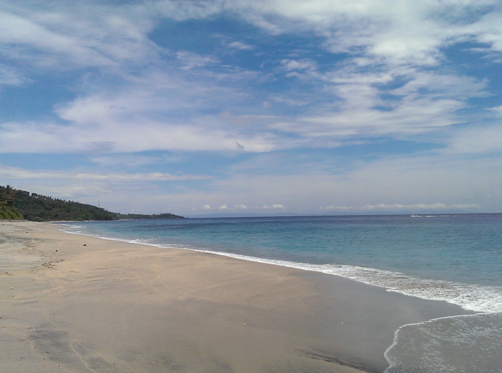 Foto de Ludmila Beach com areia brilhante superfície