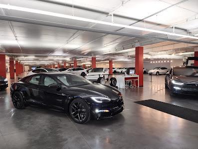 Tesla 3755 A. des Laurentides, Laval, QC H7L 3H7, Canada