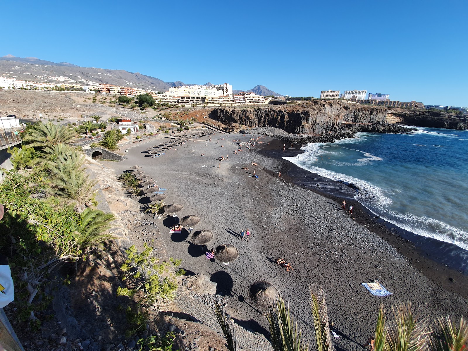 Fotografie cu Playa de Ajabo cu o suprafață de apa albastra