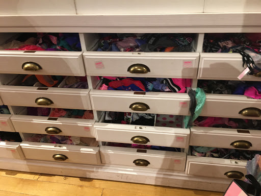 Shopping Mall «Powell Street Plaza Shopping Center», reviews and photos, 5795 Christie Ave, Emeryville, CA 94608, USA