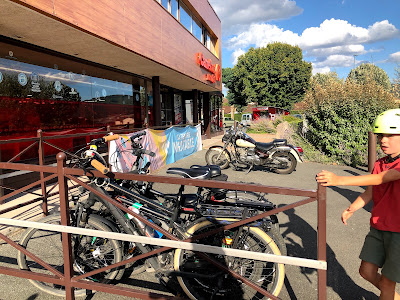 Carrefour Drive à Cluny