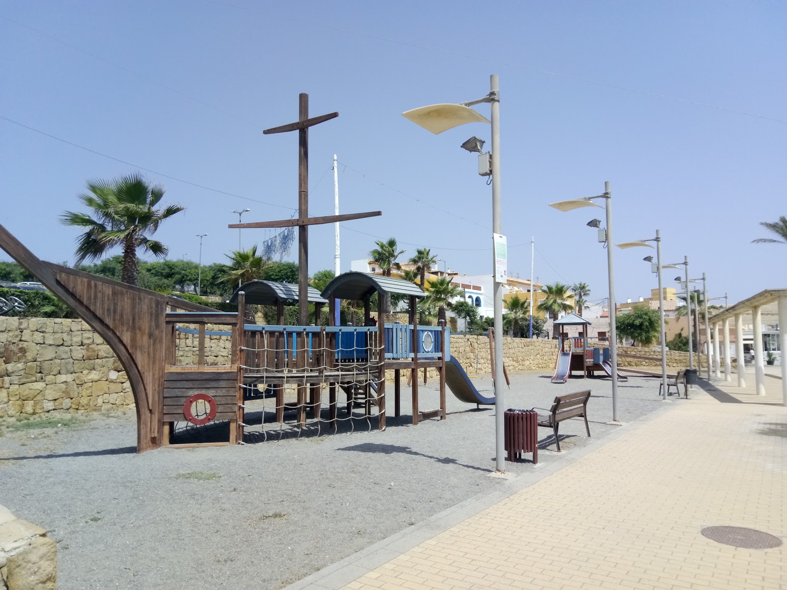 Photo de Playa de Torreguadiaro - recommandé pour les voyageurs en famille avec des enfants