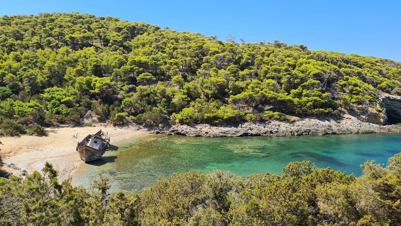 Foto von Agalipa Shipwreck Beach, Skyros mit grauer sand & kiesel Oberfläche