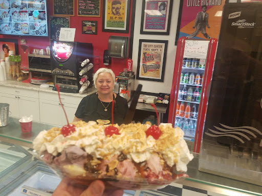 Dessert Shop «SH-Booms Ice Cream & The Oldies», reviews and photos, 42609 US-27, Davenport, FL 33837, USA