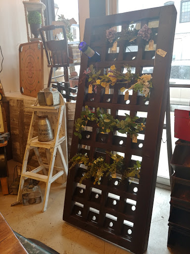 Antique Store «Logan Village Mall», reviews and photos, 977 Logan St, Noblesville, IN 46060, USA