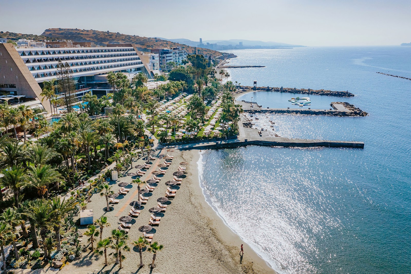 Foto di Amathus Beach con una costa spaziosa