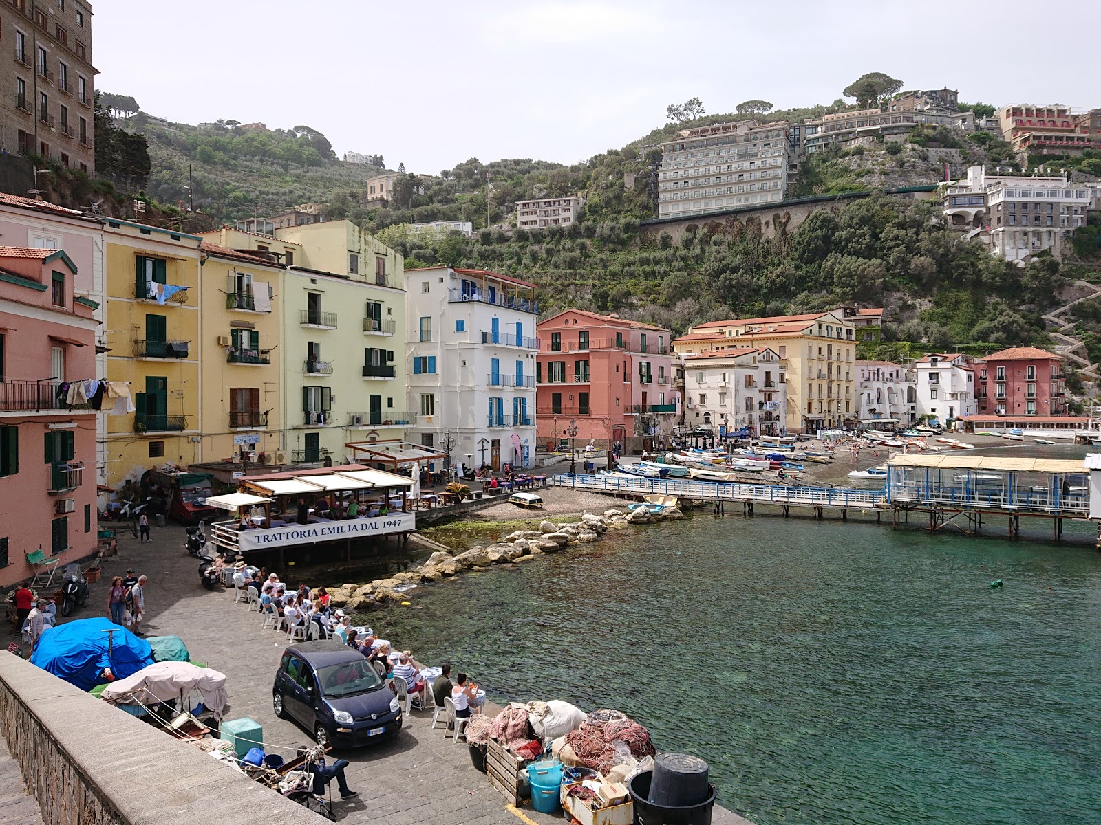 Spiaggia di Sorrento'in fotoğrafı uçurumlarla desteklenmiş
