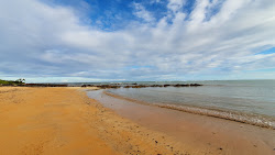 Foto von Strand der Fünfzehn und die siedlung
