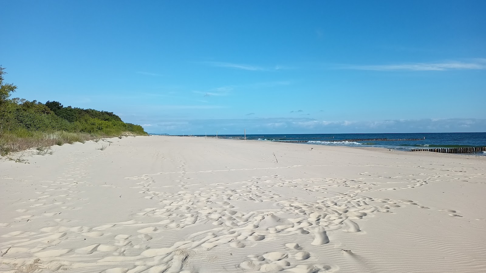 Fotografie cu Chalupy Naturist beach cu o suprafață de nisip fin strălucitor