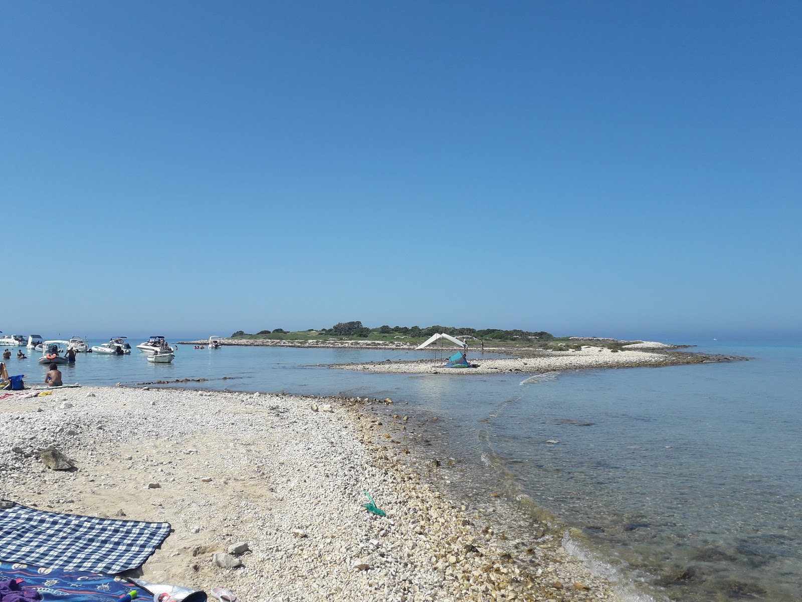 Foto di Maun beach con una superficie del acqua cristallina