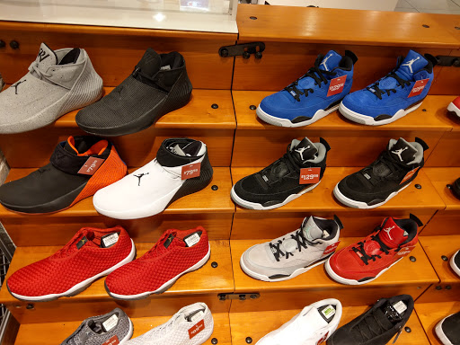 Sporting Goods Store «Champs Sports», reviews and photos, 1189 Glendale Galleria, Glendale, CA 91210, USA