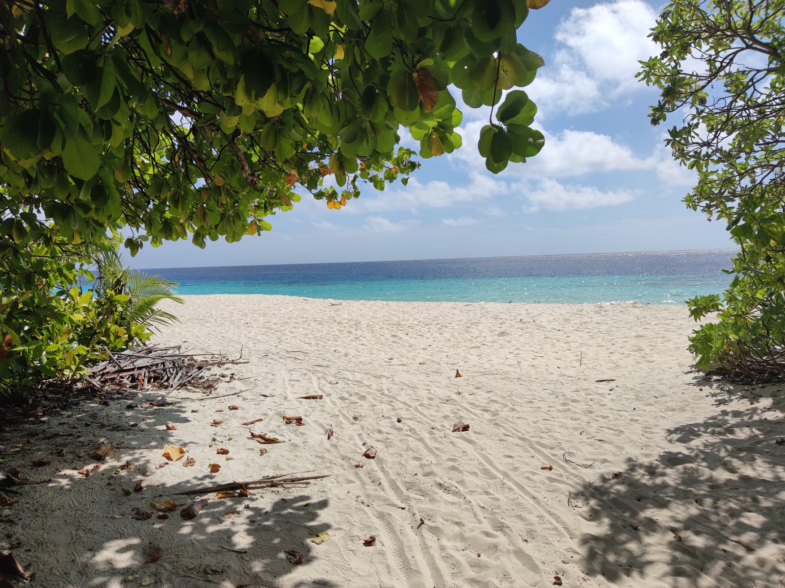 Φωτογραφία του Olhumathi Beach με άσπρη άμμος επιφάνεια