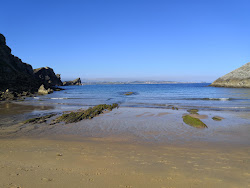 Playa de Somocuevas'in fotoğrafı dağlarla çevrili