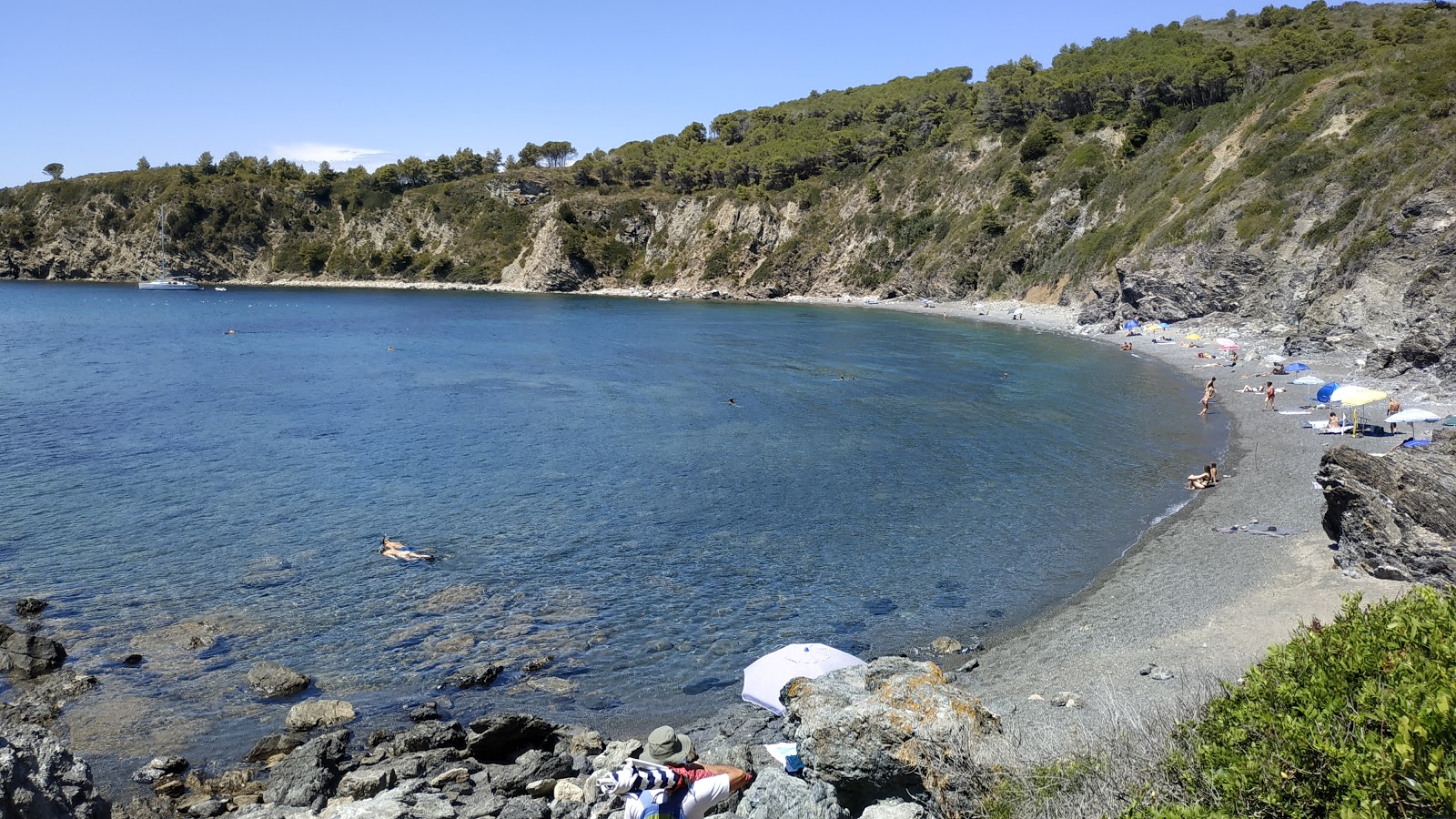 Fotografija Spiaggia Di Acquarilli z črni kamenček površino