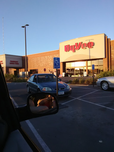Hy-Vee, 110 S D St, Oskaloosa, IA 52577, USA, 