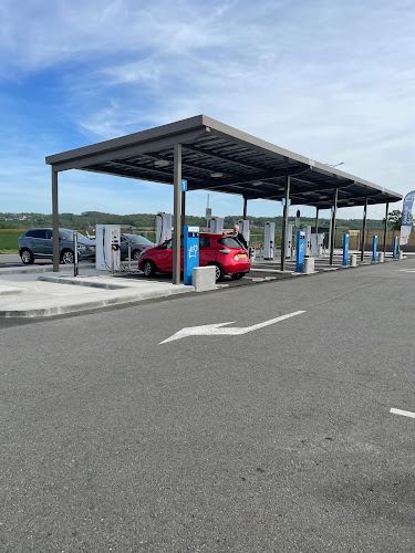 Borne de recharge de véhicules électriques TotalEnergies Station de recharge Saint-Aubin-de-Terregatte