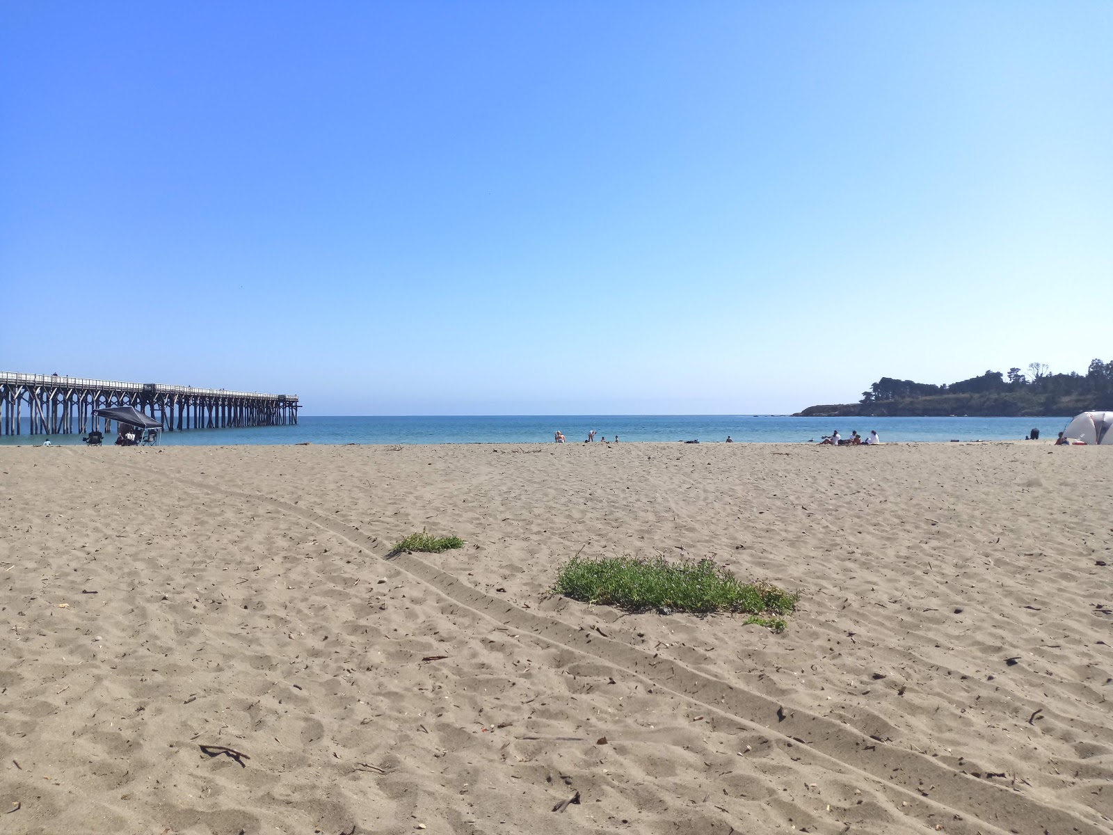 Foto von San Simeon Pier beach mit türkisfarbenes wasser Oberfläche