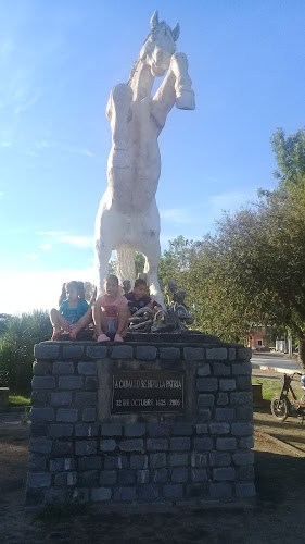 Opiniones de Plazoleta Monumento Al Caballo en Florida - Tienda de deporte